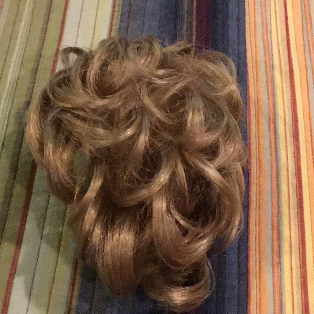 Paula Young Short Wavy clip on Hair Extension